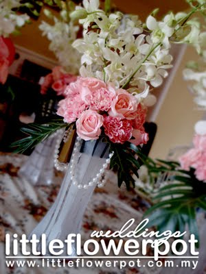 this sweet colored centerpiece was ordered by Zu for her wedding day