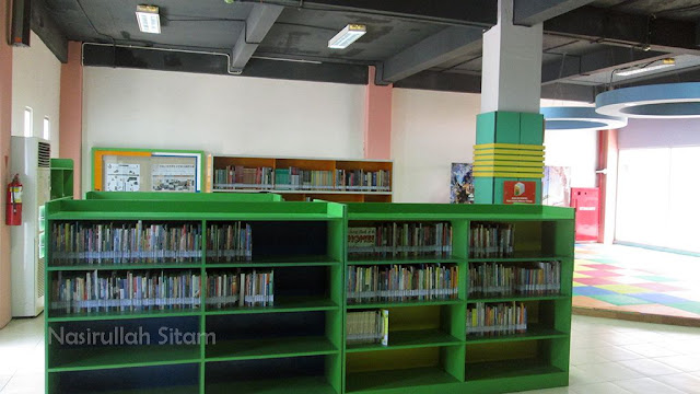 Salah satu rak berisi koleksi di Perpustakaan Taman Pintar Yogyakarta