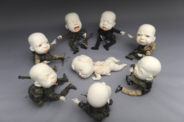 Johnson Tsang escultura cerâmica surreal bizarra bebês cabeçudos