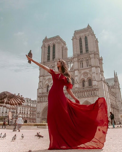 Nhà thờ Đức bà Paris có tên gọi chính xác là Cathédrale Notre-Dame de Paris, là một trong những địa danh cực kỳ nổi tiếng ở nước Pháp. Đây được coi là một nhà thờ Công giáo tiêu biểu trên một hòn đảo nằm giữa dòng sông Seine của thủ đô Paris. Nhà thờ cao gần 70m với 2 tòa tháp lớn được xây dựng theo phong cách kiến trúc gothic lừng danh.    Mặc dù hiện tại đã bị tro tàn vùi lấp trong vụ cháy chấn động thế giới vào ngày 15/4 vừa qua, nhà thờ Đức bà Paris vẫn mãi là biểu tượng rất đẹp và cũng đã từng xuất hiện trong bộ phim The Hunchback of Notre Dame vào năm 1966., cũng là nơi người gù Quasimodo sinh sống.