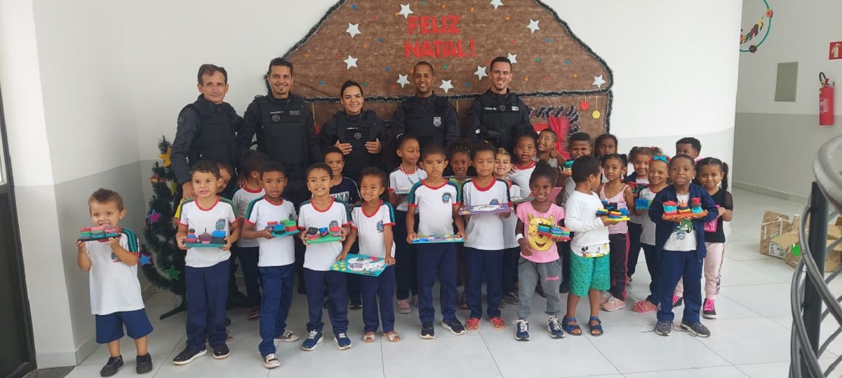 Brinquedos produzidos por presos são doados para crianças carentes