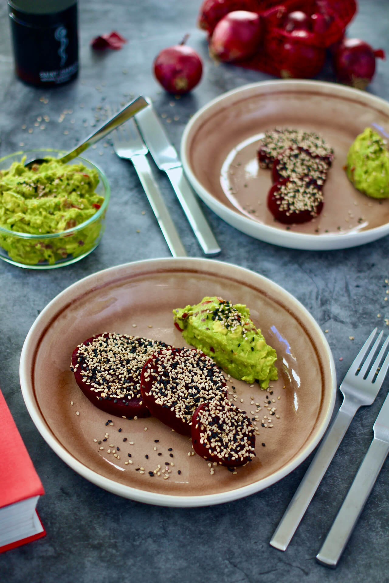 Rote Rüben Schnitzel mit Avocado-Dip