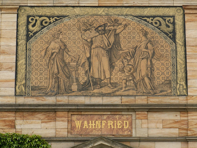 Engraving of Wagner's motto over the front portal to Wahnfried (Photo Wikipedia)