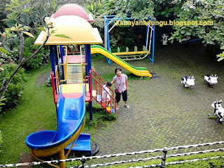 Anak-anak bisa bermain playground