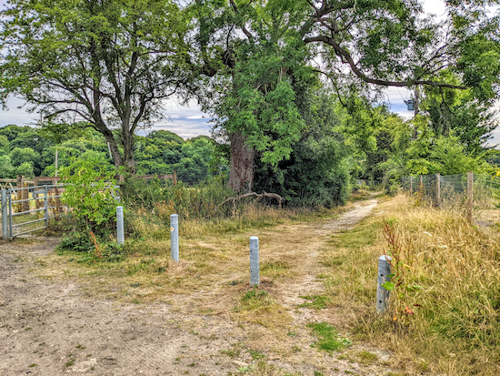 Turn right on Welwyn footpath 33