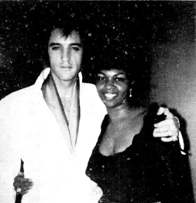 Elvis Presley y Cissy Houston (Madre de Whitney Houston)