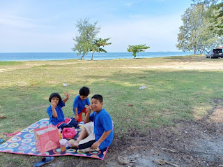 Bersantai di Pantai Batu Layar.