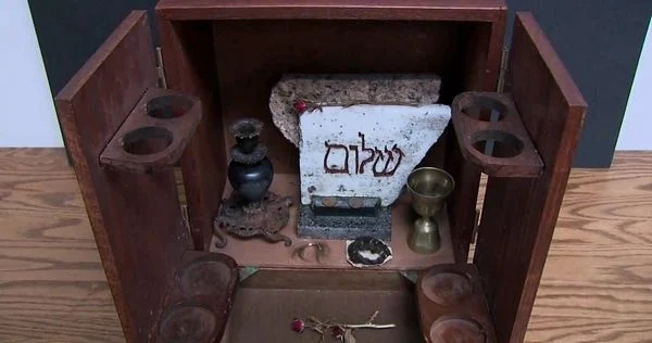 Caja dybbuk, o caja dibbuk. Se dice que es una caja maldita relacionada con un demonio.