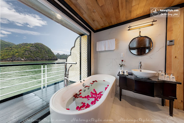 View phòng tắm Moon Suite trên tàu Serenity Cruises
