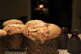 Finished panettone with two Lehmann Keramik vases