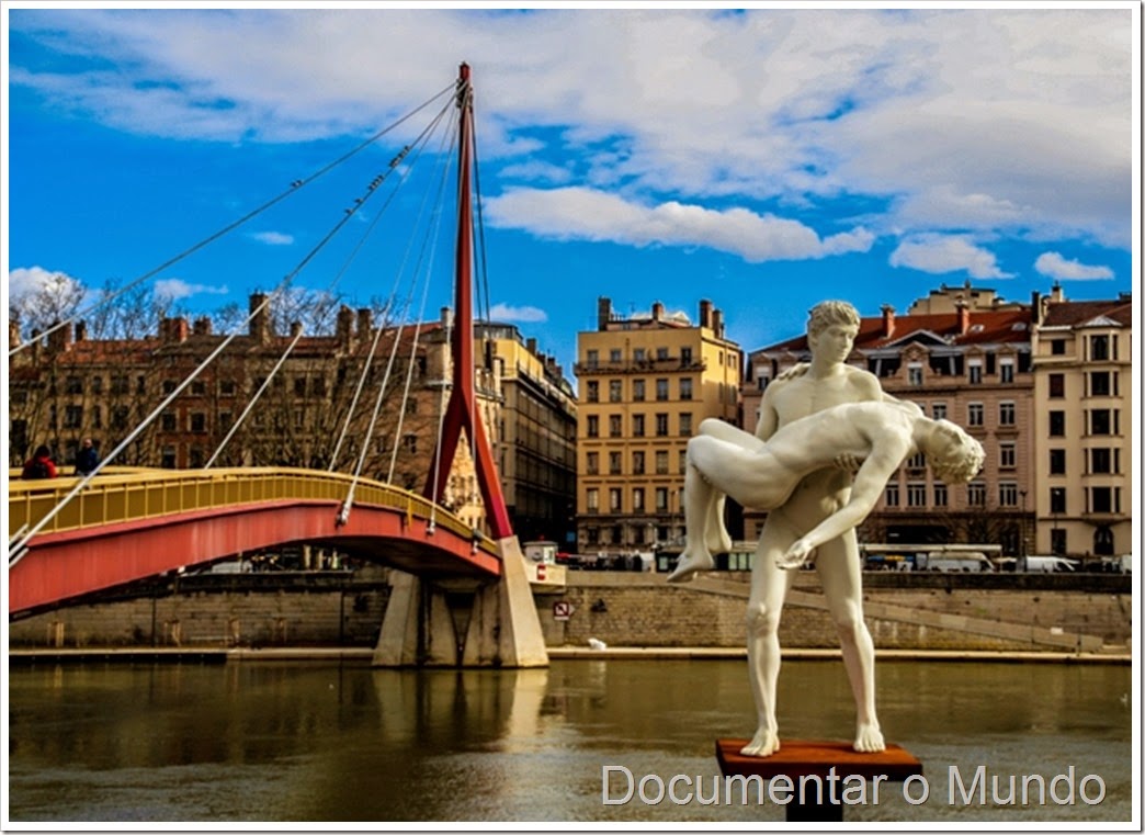 Estátua junto ao rio Saône