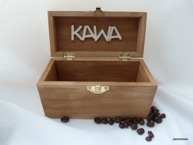 wnętrze drewnianego pudełka ozdobione napisem kawa