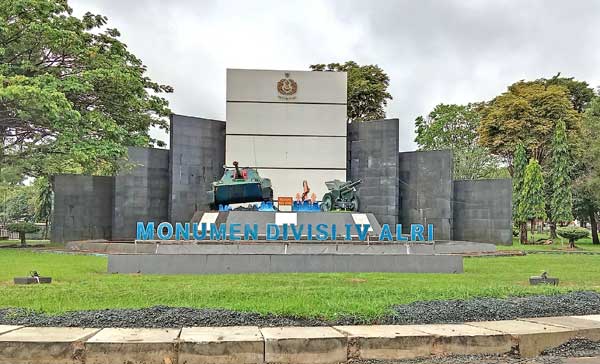 Monumen ALRI Divisi IV Kalimantan Selatan dua simbol alutsista berupa Tank amfibi dan meriam Howitzer.