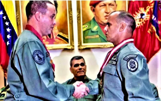 El MG Edgar José Rojas Borges (izq) fue sustituido en la presidencia de la Corte Marcial por el MG Jesús Emilio Vásquez Quintero