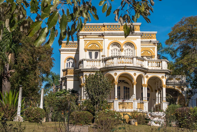 Um belo casarão na Bispo Dom José 2349