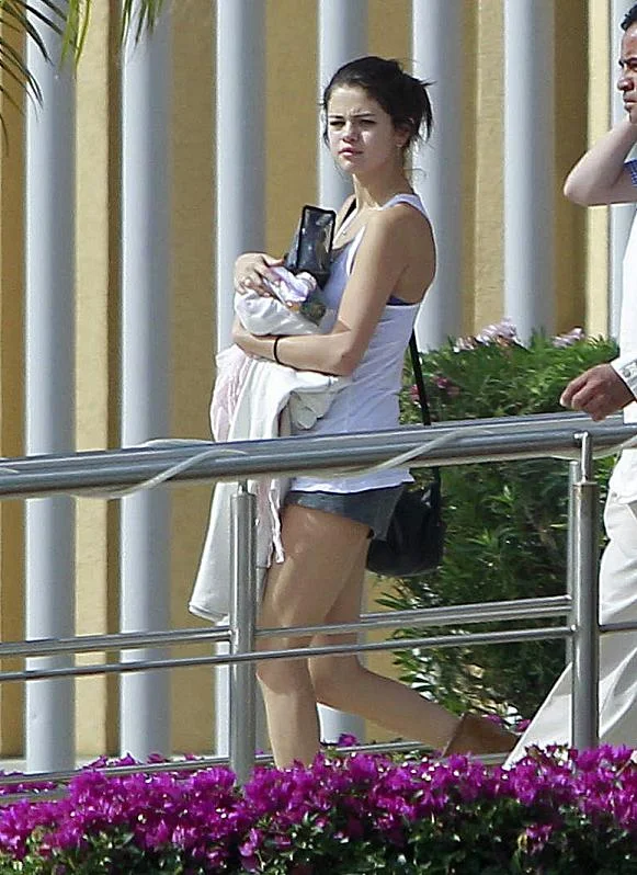 Selena Gomez spotted in Mexico with Justin Beiber