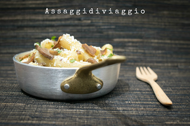 Maccheroncelli rigati autunnali con funghi, cacioricotta e tartufo.