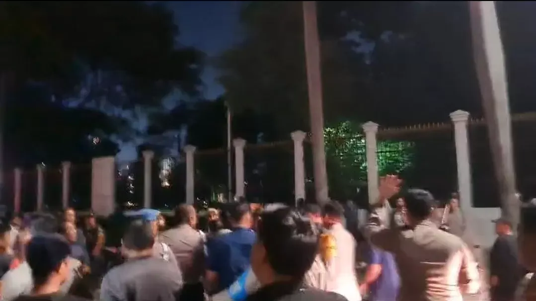 Demo Hak Angket dan Pemakzulan Jokowi Bertahan hingga Malam di DPR, Polisi Pukul Mundur