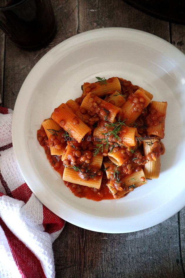 Pasta con ragù di lenticchie e finocchietto selvatico