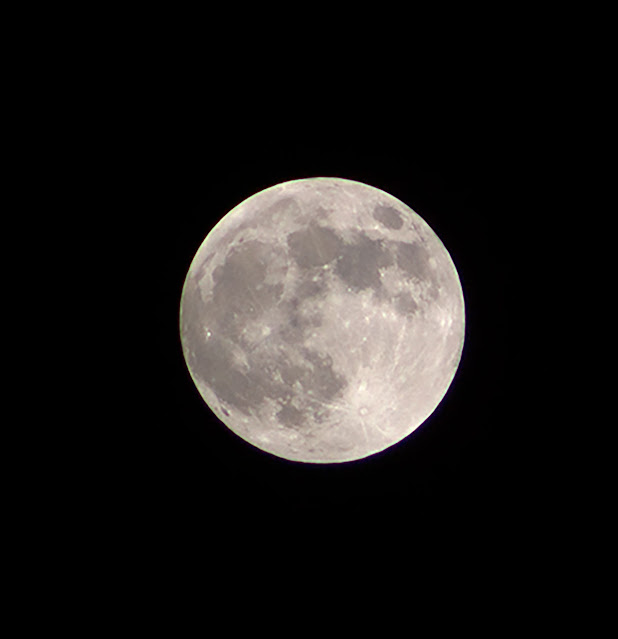 Nearing full moon and no clouds, DSLR, 300mm. 1/2000 second (Source: Palmia Observatory)