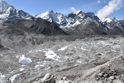 Le glacier de Khumbu canalisé dans sa moraine. Environ 5.000m