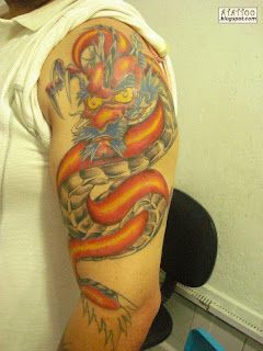 Dragão tatuado no braço.