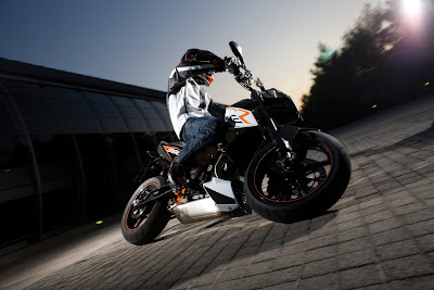 010 KTM 690 Duke R Action