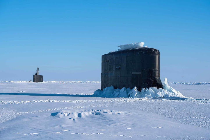 Tudo como dantes no quartel d'Abrantes, submarinos americanos e britânicos emergem perfurando o gelo no Polo Norte, como sempre