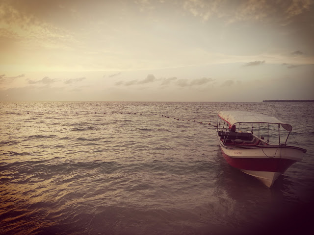 Barca en el mar al atardecer