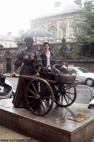 Protegiendo de la lluvia a la estatua de Molly Malone