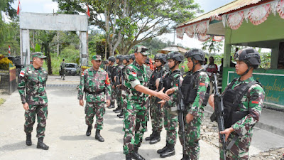 Berhasil Menyelamatkan Warga dan Menerima Senjata Rakitan secara sukarela, Satgas Pamtas RI-PNG Menerima Penghargaan