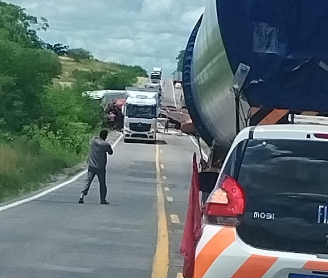 Acidente entre carreta e ônibus na BR-116 deixa um morto