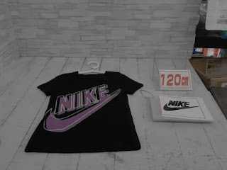 中古品　子供服　１２０ｃｍ　NIKE　ブラック　ロゴ半袖Tシャツ　３９８円