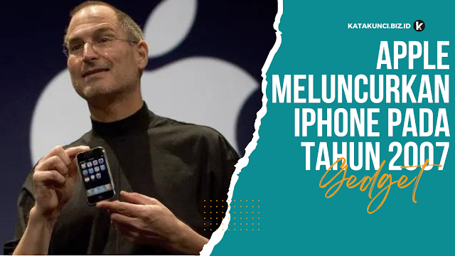 Apple meluncurkan iPhone pada tahun 2007, Steve Jobs menyebutnya sebagai "produk revolusioner" dalam kategori ponsel yang menurutnya harus ditemukan kembali.