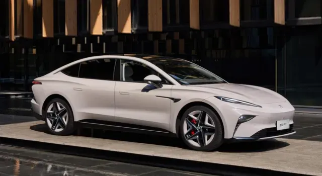 The Rising F7 electric car is only $21,000 with a swappable battery The Rising F7 is a large 5-mile electric sedan with 536hp, 4WD and 666km of battery range for under $21,200! How can there be an electric car with these specifications and at such a competitive price?  Rising Auto belongs to the state-owned company SAIC in China along with other brands such as MG, Roewe and Maxus. Last September, SAIC formed a joint venture with CATL, Shanghai Automobile City and China National Petroleum Corp. to build a national network of stations for battery replacement.  Rising F7 is Rising Auto's second electric car and it's rather big - five meters long. The F7 comes with a battery that can be swapped out within minutes at Rising Power stations across China.  The vehicle comes with a choice of three batteries and two motors. The batteries have a capacity of 64 kWh, 77 kWh, or 90 kWh with a CLTC certified range of 500 km, 576 km, and 666 km respectively.  Customers can choose between a single-engined rear-wheel drive version with 250 kW (335 hp) and 400 Nm of torque, or a dual-wheel drive F7 with 400 kW (536 hp) and 700 Nm of torque. Both cars accelerate from 0 to 100 km/h in 5.7 seconds and 3.7 seconds.  The interior of the Rising F7 Inside, there's a massive 43-inch screen that spans the dashboard rivaling that of the Mercedes-Benz EQE and EQS. The car is powered by Rising OS, an in-house developed operating system powered by the Snapdragon 8155 processor. There are only two physical buttons in the car on the steering wheel, and everything else is operated by touch or voice.  The price of the Rising F7 electric car The cheapest way to own a Rising F7 is to buy one without the battery. Going for the battery lease option brings the price of the car down to just $21,200. Buying the car with the smallest built-in battery will cost at least $30,490 and the most expensive AWD version with the largest battery comes in at $43,800.  No electric car offers the same performance and specs at this price. Is there a problem with the car? Yes and no. The battery swap option may be cheap and the monthly rentals affordable, but at the moment there are only 3 swap stations in China. While the battery swap itself apparently only takes 2.5 minutes, it will be some time before there is an affordable swap station.  As for the quality of the car, the answer is no. SAIC is a state-owned company, and it is one of the top 4 auto manufacturers in China, with combined sales of more than 5 million vehicles annually. The company does not need external financing and has sufficient funds to support new brands. Rising Auto may not be turning a profit anytime soon, but in a few years it will have enough battery-swap stations at these prices to fly its cars out of showrooms.  https://arabtechgate.com/rising-f7-electric-car/