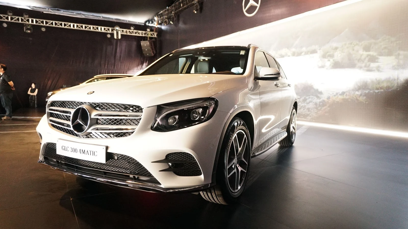 Hầm hố và mạnh mẽ với Mercedes Benz GLC 300 2016, nhiều tùy chọn, chế độ lái tuyệt vời