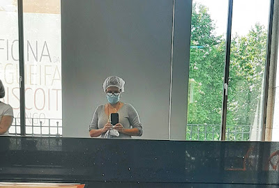 Selfie no espelho com toca e máscara
