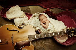 Gambar wallpaper lucu bayi dan gitar