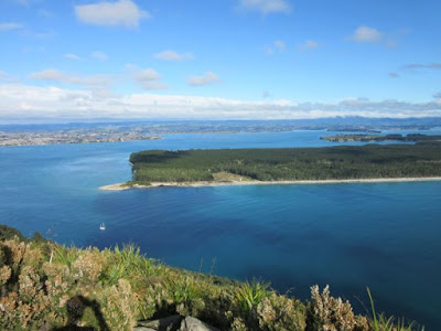 Vistas del puerto y centro de Tauranga, y la isla Matakana desde Mount Maunganui, Nueva Zelanda