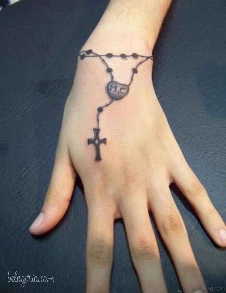 un tatuaje de crucifijo en la muñeca