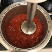 Mixage des fraises, de la pomme et du poivron