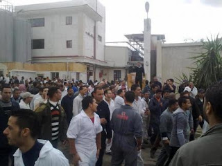 إحتشاد عمال مجموعة فرج الله أمام قسم شرطة برج العرب للإفراج عن زملائهم