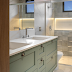 Banheiro com armário clássico verde Celadon e revestimento 3D cinza!