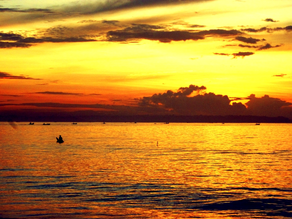 Feature Suasana Pantai Di Sore Hari