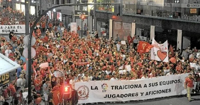 el comienzo de la liga de fútbol en segunda división se aplaza por el caso murcia