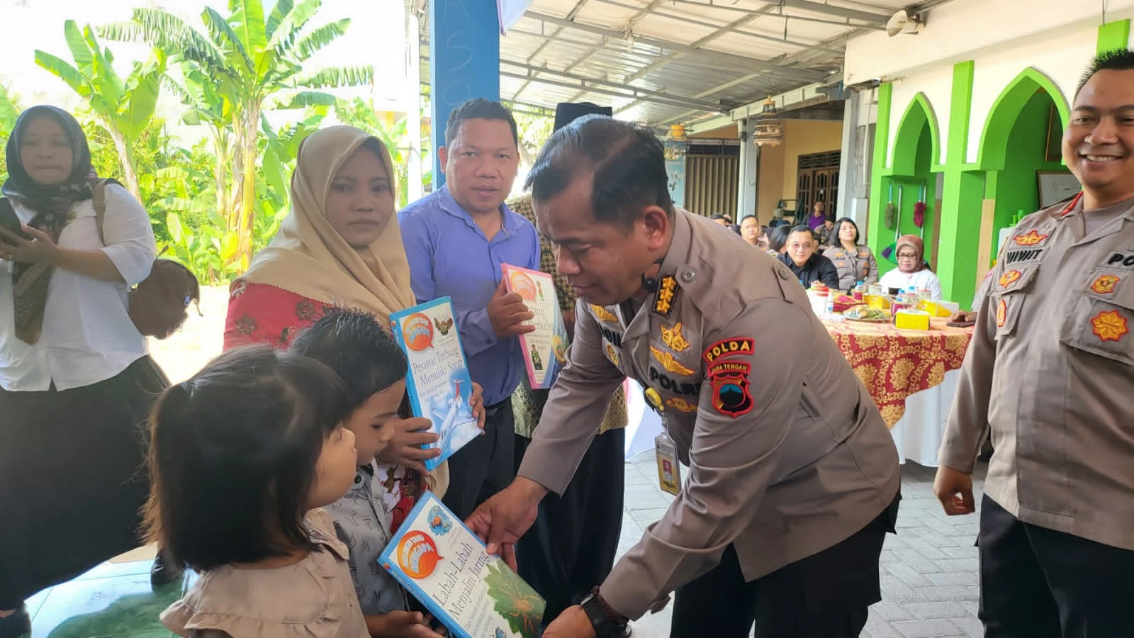 Polda Jateng Salurkan 1.575 Buku Keagamaan, Cerita Rakyat, Dan Konten Edukasi