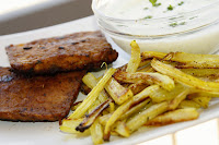 tempeh steak, celerove hranolky, tzatziki