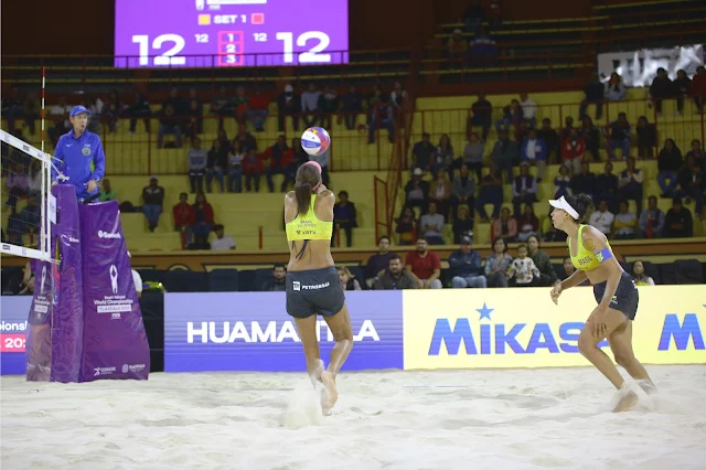 Duda e Ana Patricia durante o jogo das oitavas de final contra a dupla da China