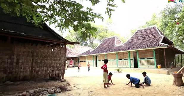 Rumah Adat Jawa Timur (Tanean Lanjhang), Gambar, dan 