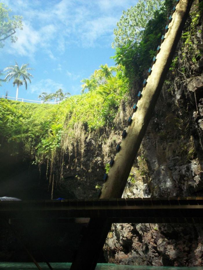 Lake in the Hole — To Sua Ocean Trench in Samoa Independent State of Samoa - an island nation located in the South Pacific Ocean. For tourists who love to spend time after study has interesting corners of our planet, here is a great place. Get even, for example, is a picturesque little lake called the To Sua Ocean Trench, located near the National Park in the village of lotus-eaters.